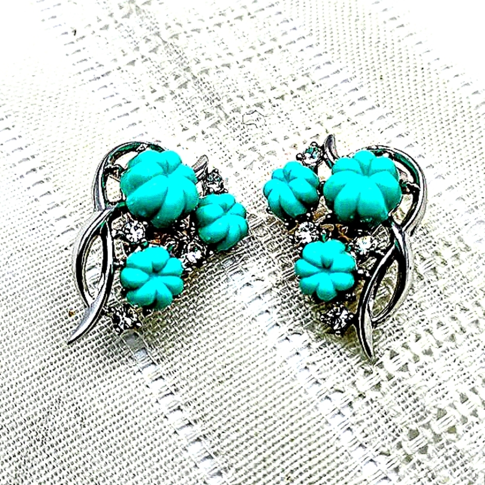 Trifari turquoise flowers earrings clip on 1950s w/ small crystals, silvertone